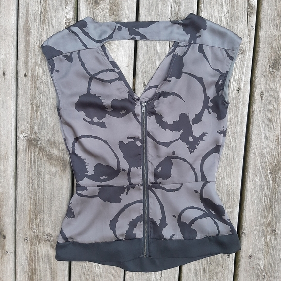 Peplum zip-back abstract blouse - Picture 3 of 3